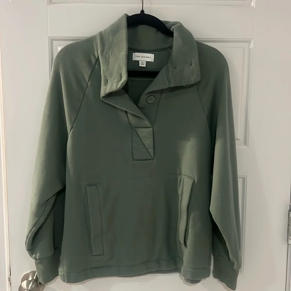Free Assembly Pullover Size M​